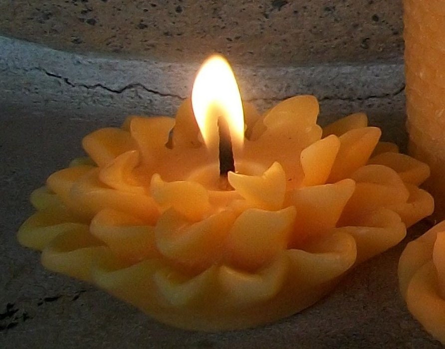 Dahlia Candle ~100% pure beeswax