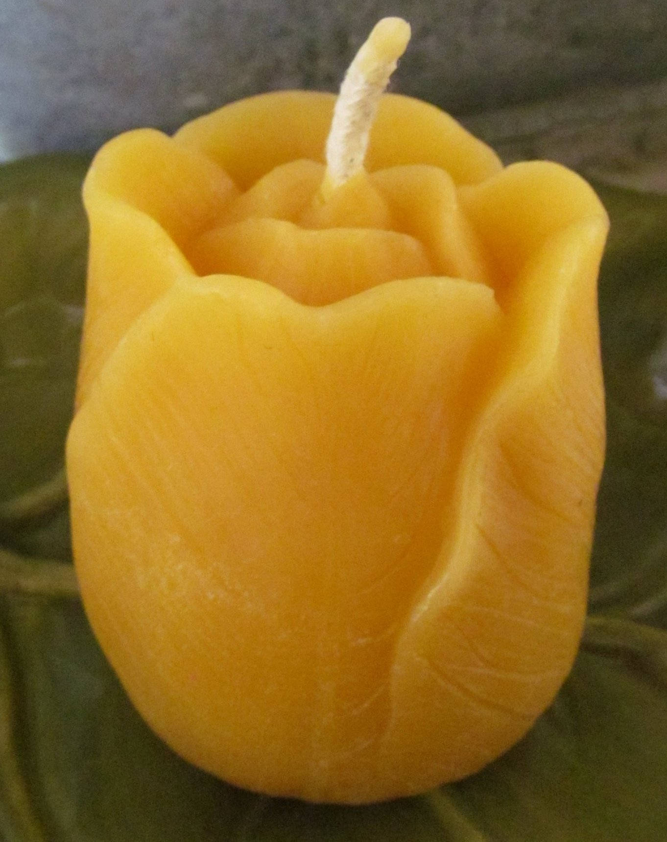 Tulip Candle ~100% pure beeswax